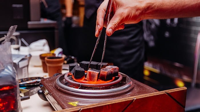 cum aprinzi carbunii din cocos