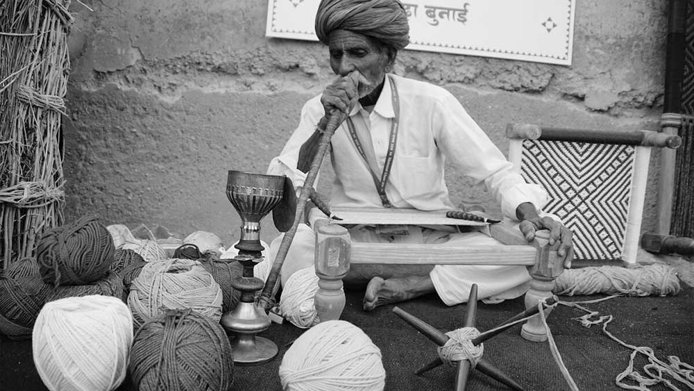 Fumator de narghilea in India