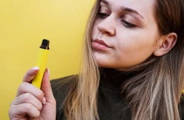 fata care fumeaza o mini narghilea electronica