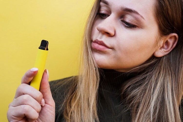 fata care fumeaza o mini narghilea electronica