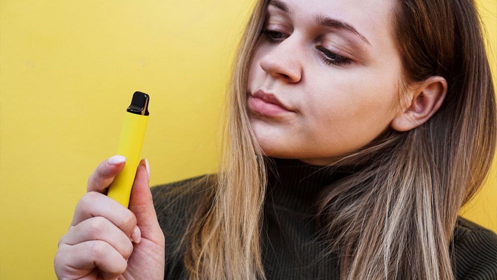 fata care fumeaza o mini narghilea electronica