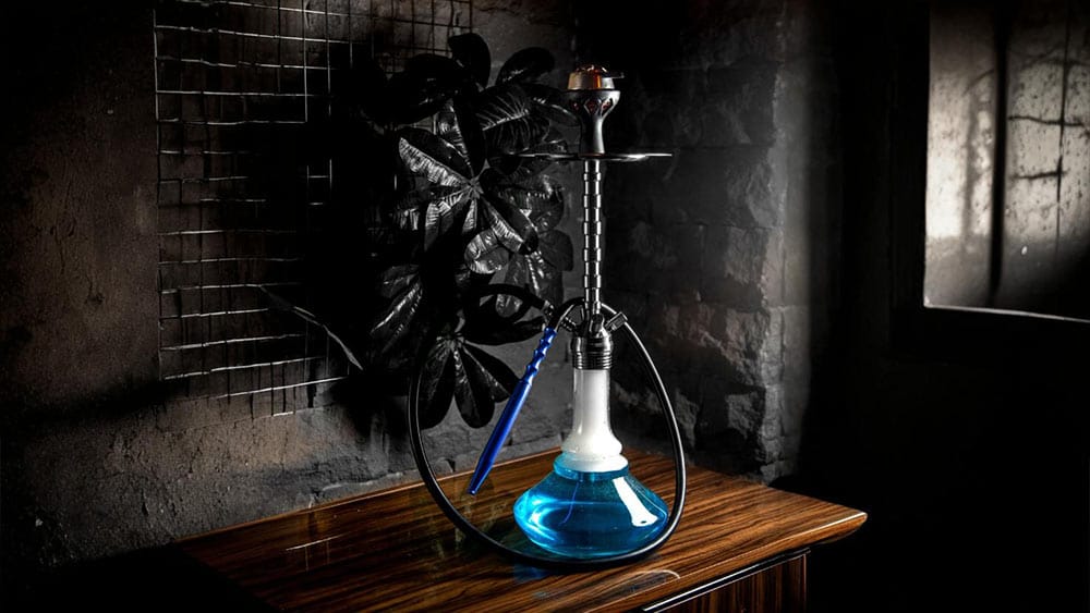 O narghilea moderna asezata pe o masa de lemn