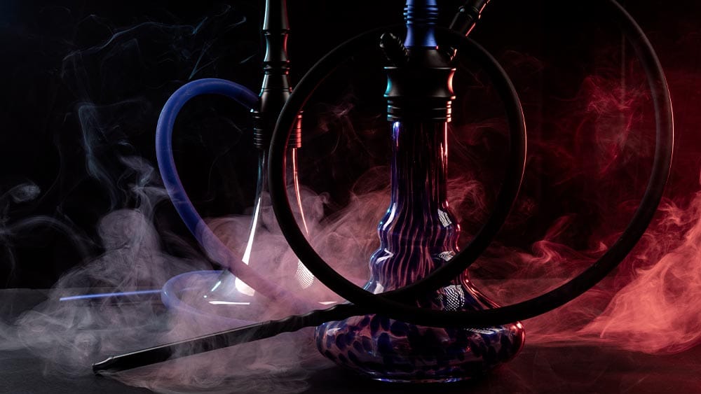 Narghilele pe masa inconjurate de fum