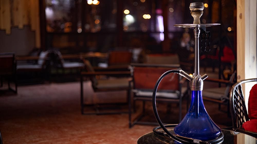 O narghilea albastra intr-un local stilat
