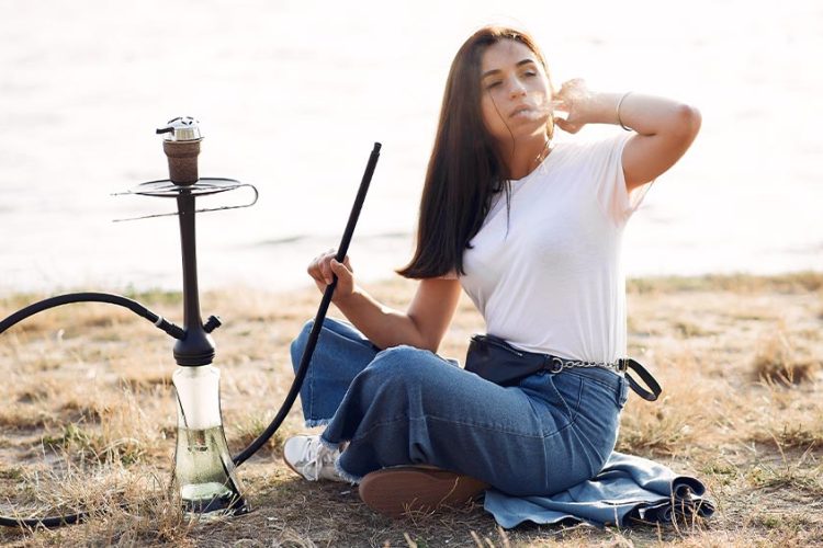 Narghileaua portabila experienta shisha oriunde te afli - femeie care fumeaza narghilea in natura