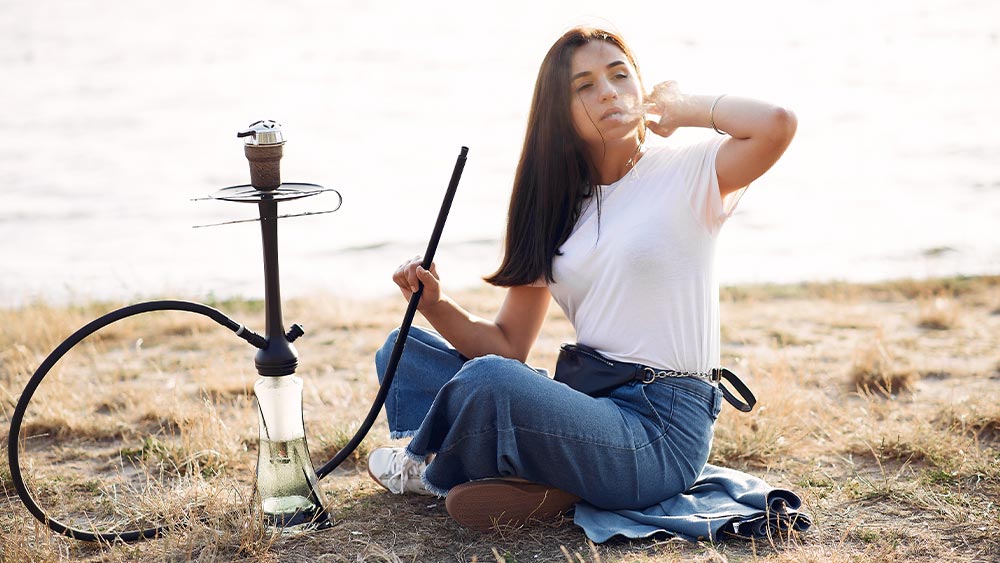 Narghileaua portabila experienta shisha oriunde te afli - femeie care fumeaza narghilea in natura